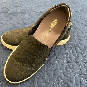 Dr. Scholl’s Be Free slip on women’s sneakers size 7 in black. GUC